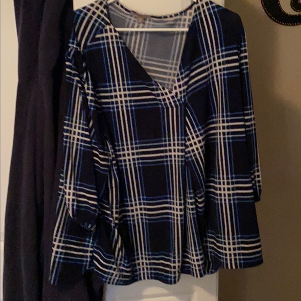 Rob & Ali Beautiful blue dress shirt